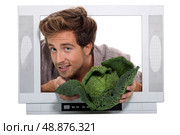 Man holding cabbage. Стоковое фото, агентство Ingram Publishing / Фотобанк Лори