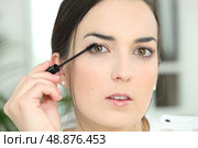 Woman applying mascara. Стоковое фото, агентство Ingram Publishing / Фотобанк Лори