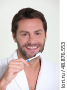 Man brushing his teeth. Стоковое фото, агентство Ingram Publishing / Фотобанк Лори