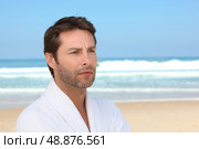Man standing on the beach. Стоковое фото, агентство Ingram Publishing / Фотобанк Лори