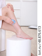 Woman shaving her legs. Стоковое фото, агентство Ingram Publishing / Фотобанк Лори