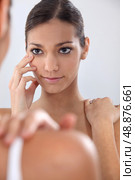 Woman putting in her contact lenses. Стоковое фото, агентство Ingram Publishing / Фотобанк Лори