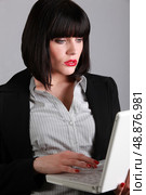Businesswoman using a laptop. Стоковое фото, агентство Ingram Publishing / Фотобанк Лори