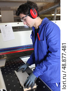 Factory worker wearing ear defenders. Стоковое фото, агентство Ingram Publishing / Фотобанк Лори