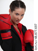beautiful girl holding boxing gloves. Стоковое фото, агентство Ingram Publishing / Фотобанк Лори