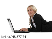 Woman typing on her laptop. Стоковое фото, агентство Ingram Publishing / Фотобанк Лори