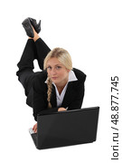 Businesswoman on the floor with laptop. Стоковое фото, агентство Ingram Publishing / Фотобанк Лори