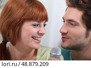 Couple singing with microphone. Стоковое фото, агентство Ingram Publishing / Фотобанк Лори