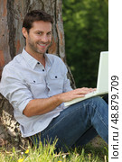 Man sitting with laptop. Стоковое фото, агентство Ingram Publishing / Фотобанк Лори