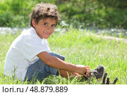 Child sitting in a field. Стоковое фото, агентство Ingram Publishing / Фотобанк Лори