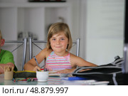 Young girl drawing. Стоковое фото, агентство Ingram Publishing / Фотобанк Лори