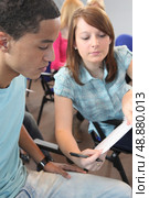 Helping students. Стоковое фото, агентство Ingram Publishing / Фотобанк Лори