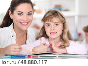 Teacher with girl. Стоковое фото, агентство Ingram Publishing / Фотобанк Лори