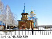 Новый и старый храмы в честь иконы Божией Матери «Всех скорбящих Радость» зимой. Село Упорово. Тюменская область (2019 год). Стоковое фото, фотограф Александр Тараканов / Фотобанк Лори