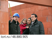 Architect on site with a young family. Стоковое фото, агентство Ingram Publishing / Фотобанк Лори