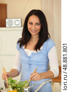 Woman tossing salad. Стоковое фото, агентство Ingram Publishing / Фотобанк Лори