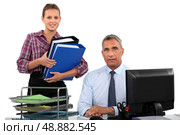secretary bringing folders to her boss. Стоковое фото, агентство Ingram Publishing / Фотобанк Лори