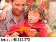 Little boy and his father preparing Halloween party. Стоковое фото, агентство Ingram Publishing / Фотобанк Лори