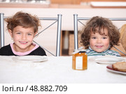 Children waiting for their pancakes. Стоковое фото, агентство Ingram Publishing / Фотобанк Лори
