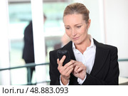Woman dialing phone number. Стоковое фото, агентство Ingram Publishing / Фотобанк Лори