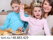 Woman and little girls celebrating Epiphany. Стоковое фото, агентство Ingram Publishing / Фотобанк Лори