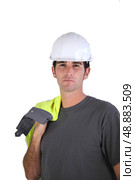 Man carrying reflective jacket over shoulder. Стоковое фото, агентство Ingram Publishing / Фотобанк Лори