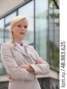 Confident blond businesswoman outdoors. Стоковое фото, агентство Ingram Publishing / Фотобанк Лори