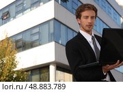 young executive in front of building. Стоковое фото, агентство Ingram Publishing / Фотобанк Лори