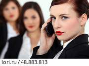 Pretentious woman talking on her mobile phone. Стоковое фото, агентство Ingram Publishing / Фотобанк Лори