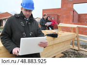Architect on site with clients. Стоковое фото, агентство Ingram Publishing / Фотобанк Лори