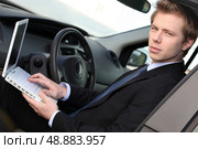 Man with computer in car. Стоковое фото, агентство Ingram Publishing / Фотобанк Лори
