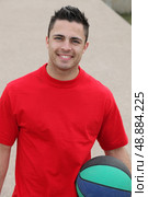Portrait of a man playing basketball. Стоковое фото, агентство Ingram Publishing / Фотобанк Лори