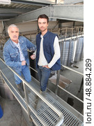 Two men in wine factory. Стоковое фото, агентство Ingram Publishing / Фотобанк Лори