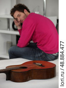 young with guitar. Стоковое фото, агентство Ingram Publishing / Фотобанк Лори