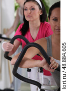 Women on cross trainers. Стоковое фото, агентство Ingram Publishing / Фотобанк Лори