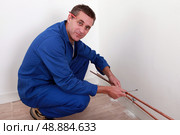 Plumber fixing copper piping. Стоковое фото, агентство Ingram Publishing / Фотобанк Лори