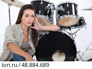 Sultry female drummer. Стоковое фото, агентство Ingram Publishing / Фотобанк Лори