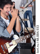 Man singing in a band. Стоковое фото, агентство Ingram Publishing / Фотобанк Лори