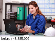 Female construction worker in office. Стоковое фото, агентство Ingram Publishing / Фотобанк Лори