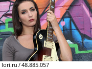 Brunette with electric guitar. Стоковое фото, агентство Ingram Publishing / Фотобанк Лори