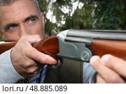 Man aiming a rifle. Стоковое фото, агентство Ingram Publishing / Фотобанк Лори
