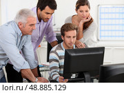 Colleagues looking at computer. Стоковое фото, агентство Ingram Publishing / Фотобанк Лори