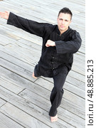 Man practicing martial arts. Стоковое фото, агентство Ingram Publishing / Фотобанк Лори