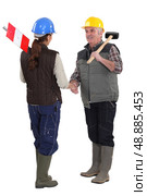 Craftspeople shaking hands. Стоковое фото, агентство Ingram Publishing / Фотобанк Лори