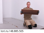 Man laying parquet floor. Стоковое фото, агентство Ingram Publishing / Фотобанк Лори