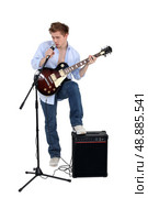 Man playing guitar and singing. Стоковое фото, агентство Ingram Publishing / Фотобанк Лори