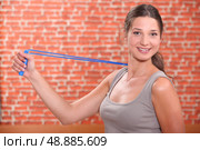 Woman using an arm extender. Стоковое фото, агентство Ingram Publishing / Фотобанк Лори