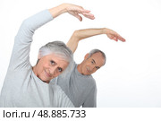 Elderly couple warming up. Стоковое фото, агентство Ingram Publishing / Фотобанк Лори