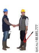 Construction workers handshaking. Стоковое фото, агентство Ingram Publishing / Фотобанк Лори