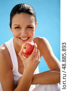 Woman eating an apple. Стоковое фото, агентство Ingram Publishing / Фотобанк Лори